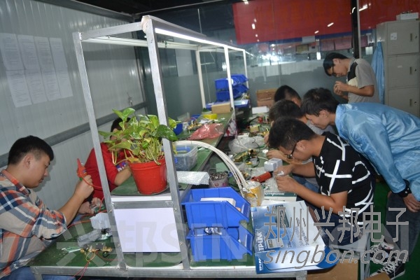 總部技術(shù)人員在指導(dǎo)